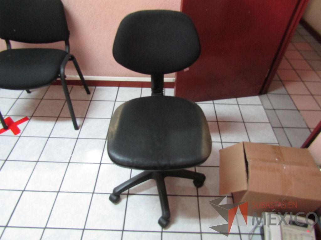 Lote 051 - Silla secretarial con ruedas y Silla operativa con ruedas - Imagen 2