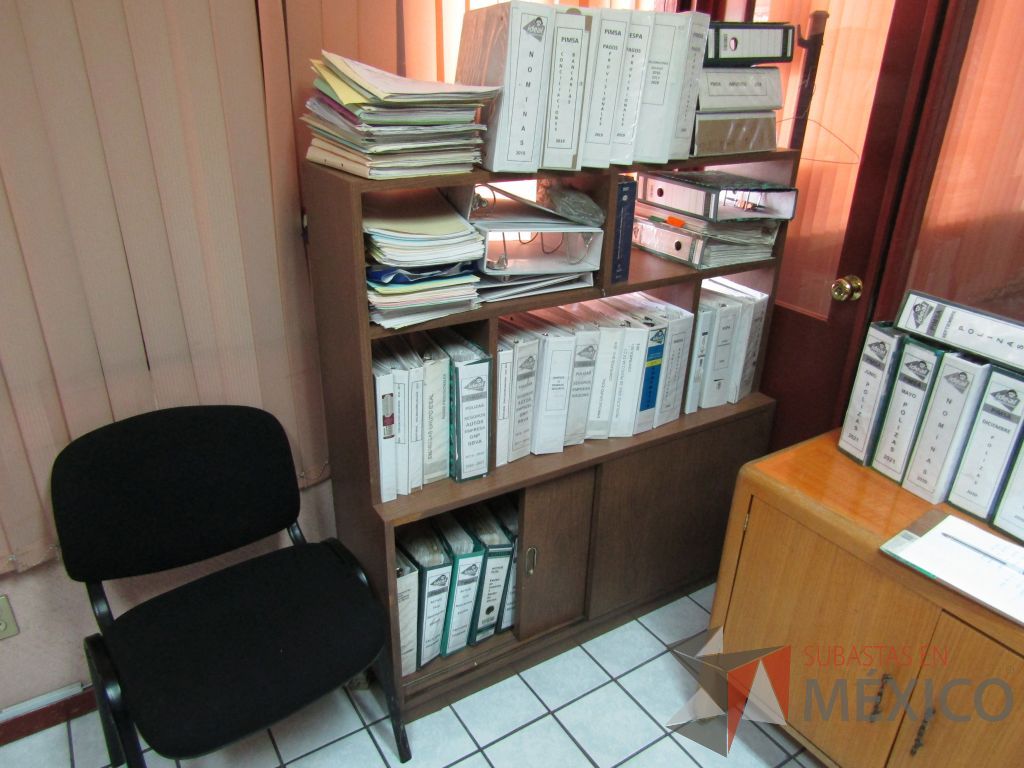 Lote 024 - Gabinete con 2 puertas corredizas y entrepaños color café