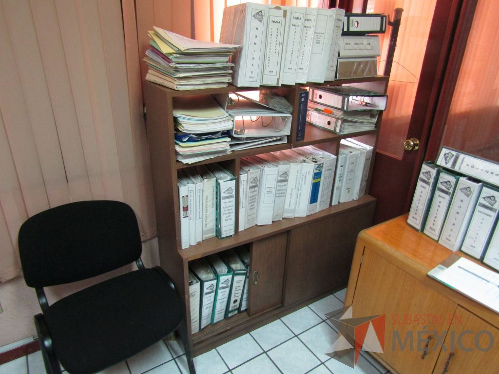 Lote 024 - Gabinete con 2 puertas corredizas y entrepaños color café - Imagen 2
