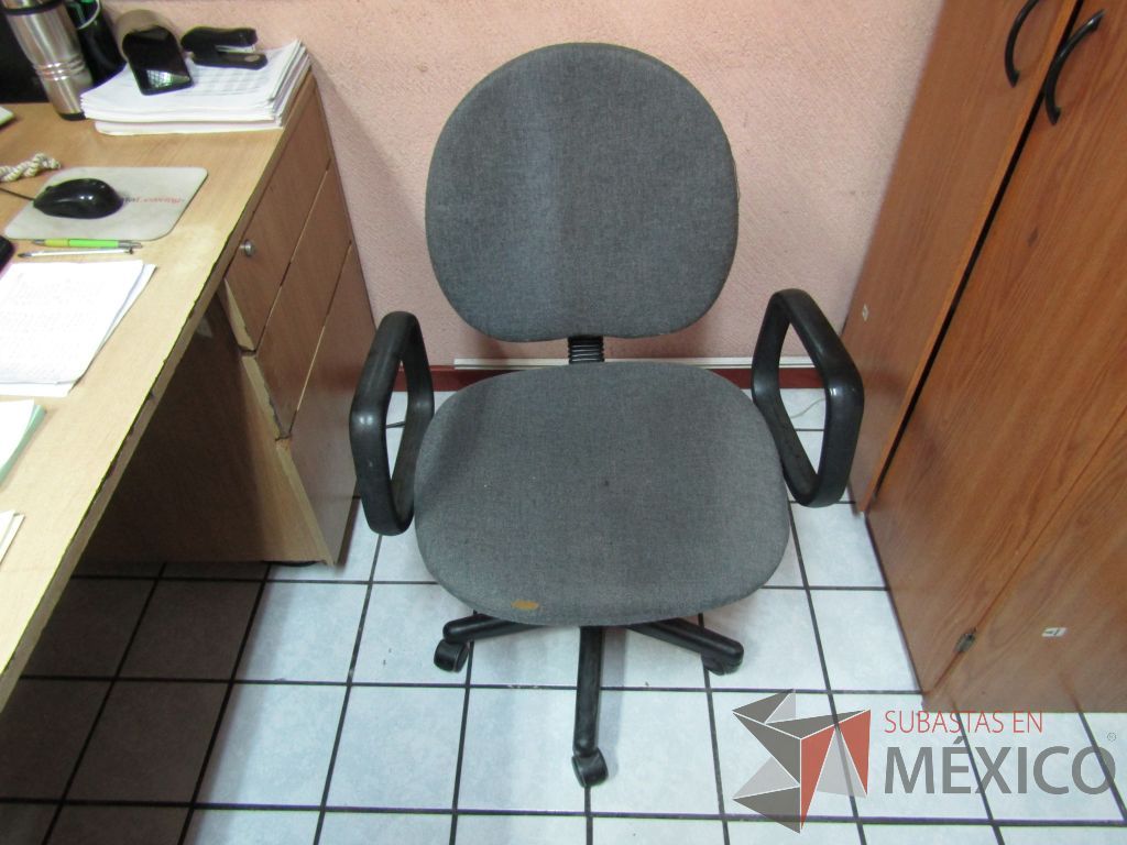 Lote 051 - Silla secretarial con ruedas y Silla operativa con ruedas