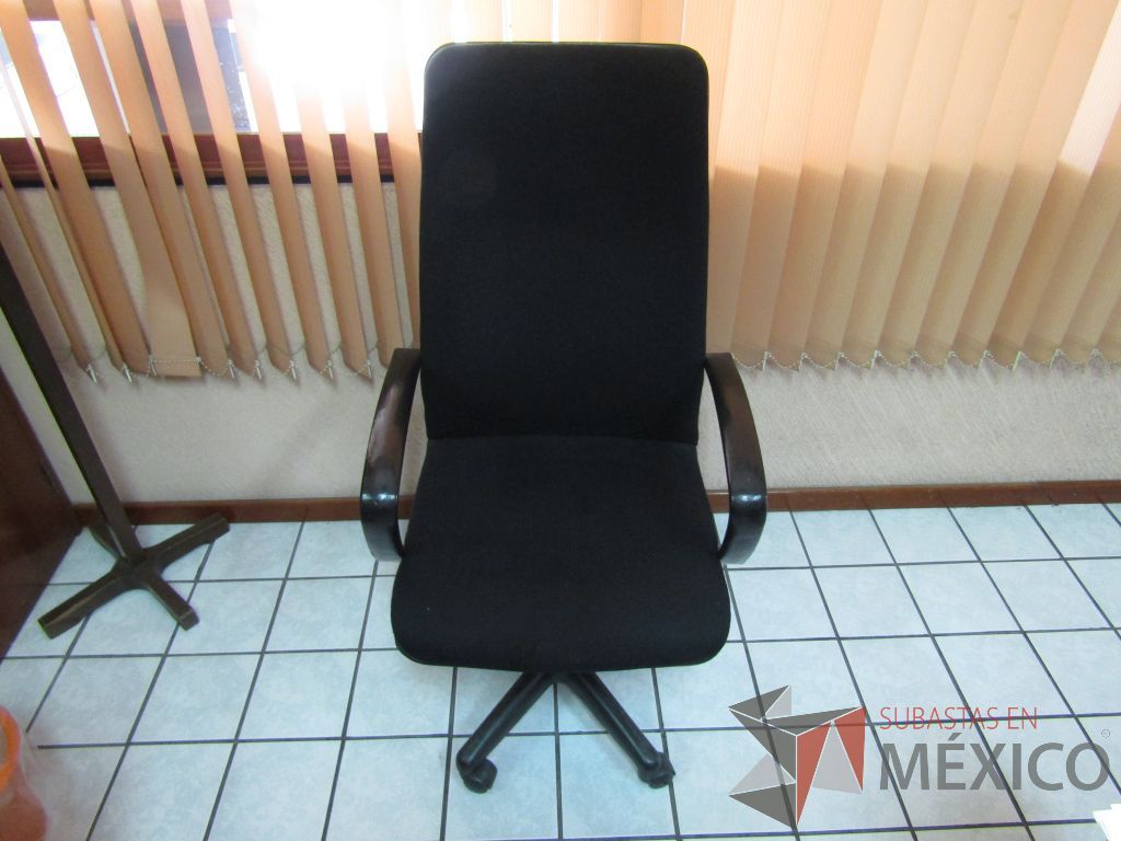 Lote 035 - Silla ejecutiva con ruedas, descansabrazos, asiento y respaldo en tela color negro