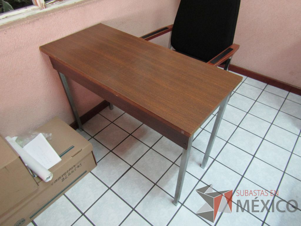 Lote 069 - Mesa de trabajo, patas metálicas y cubierta color café