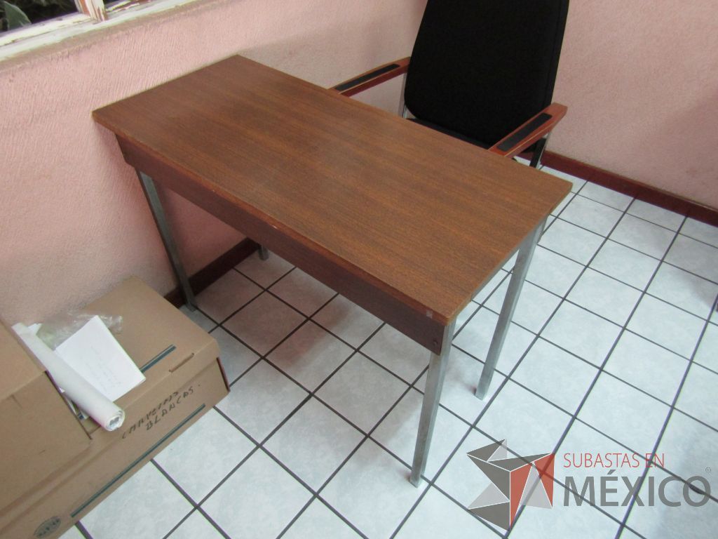 Lote 069 - Mesa de trabajo, patas metálicas y cubierta color café - Imagen 2