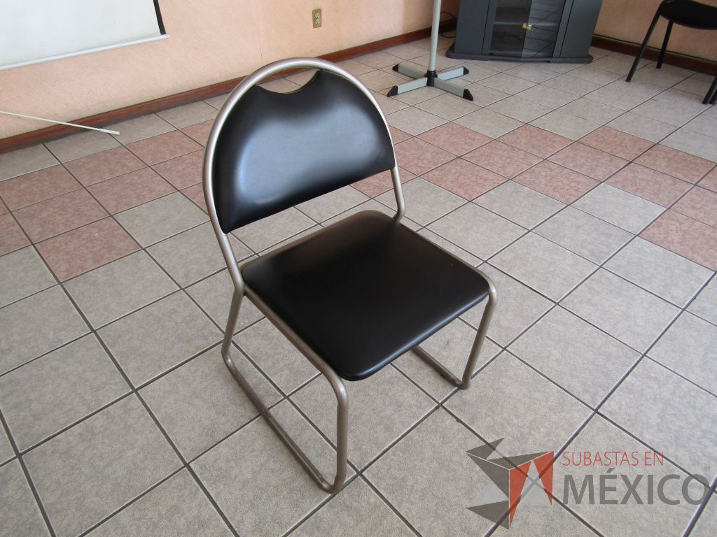 Lote 052 - 2 Sillas fijas, asiento y respaldo tipo piel color negro - Imagen 3