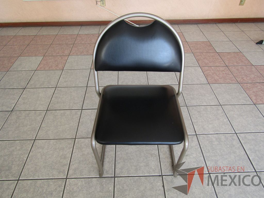 Lote 004 - 2 Sillas fijas, asiento y respaldo tipo piel color negro