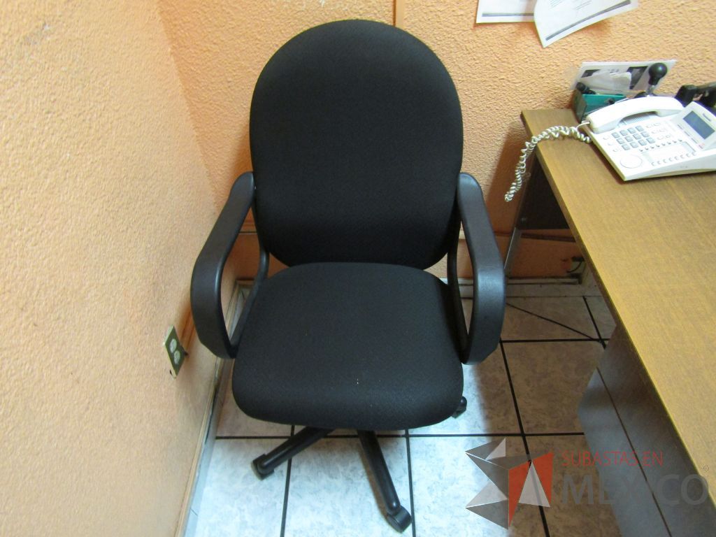 Lote 053 - 2 Sillas ejecutivas con ruedas, descansabrazos, asiento y respaldo alto en tela color negro