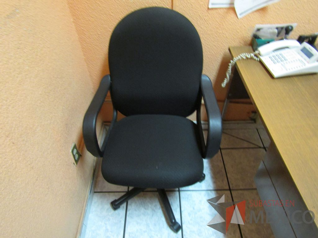 Lote 053 - 2 Sillas ejecutivas con ruedas, descansabrazos, asiento y respaldo alto en tela color negro - Imagen 2
