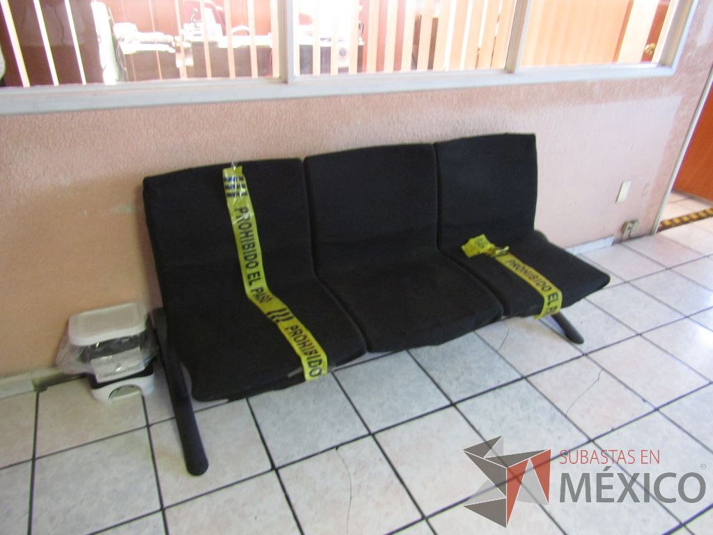 Lote 055 - Banca de espera de 3 plazas asiento y respaldo en tela color negro