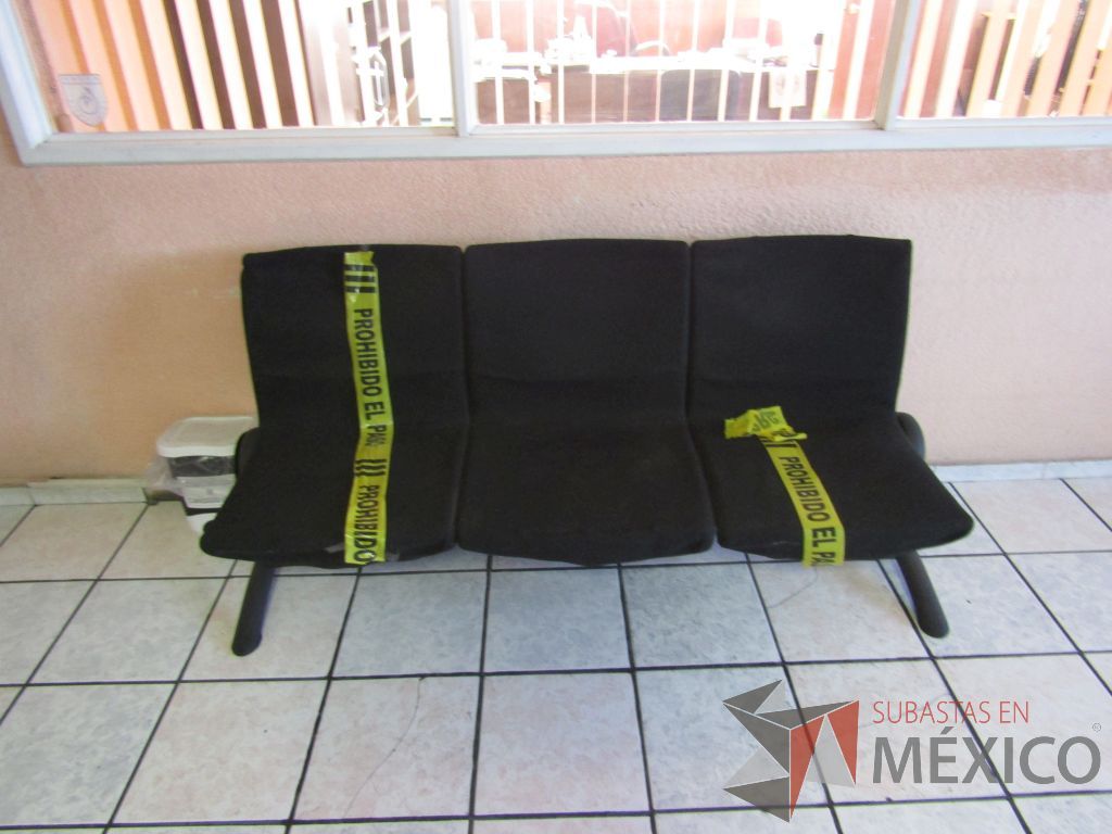 Lote 055 - Banca de espera de 3 plazas asiento y respaldo en tela color negro - Imagen 2