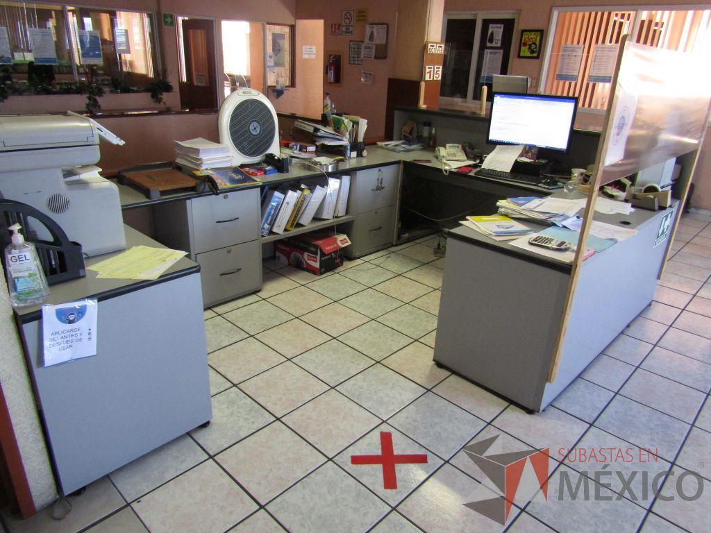 Lote 056 - Escritorio en herradura con 6 cajones y 2 puertas dividido en 3 partes