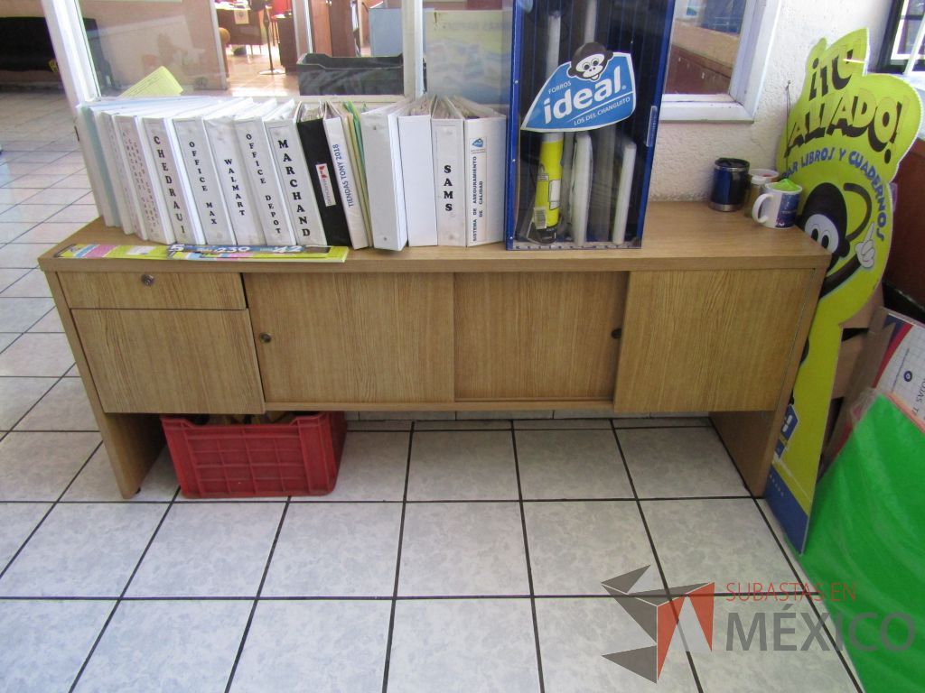 Lote 064 - Credenza con 2 puertas corredizas y 2 cajones color café - Imagen 2