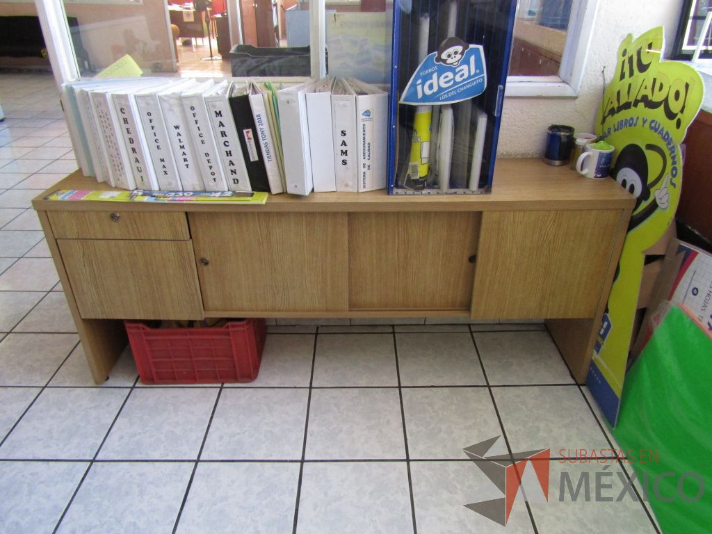 Lote 064 - Credenza con 2 puertas corredizas y 2 cajones color café