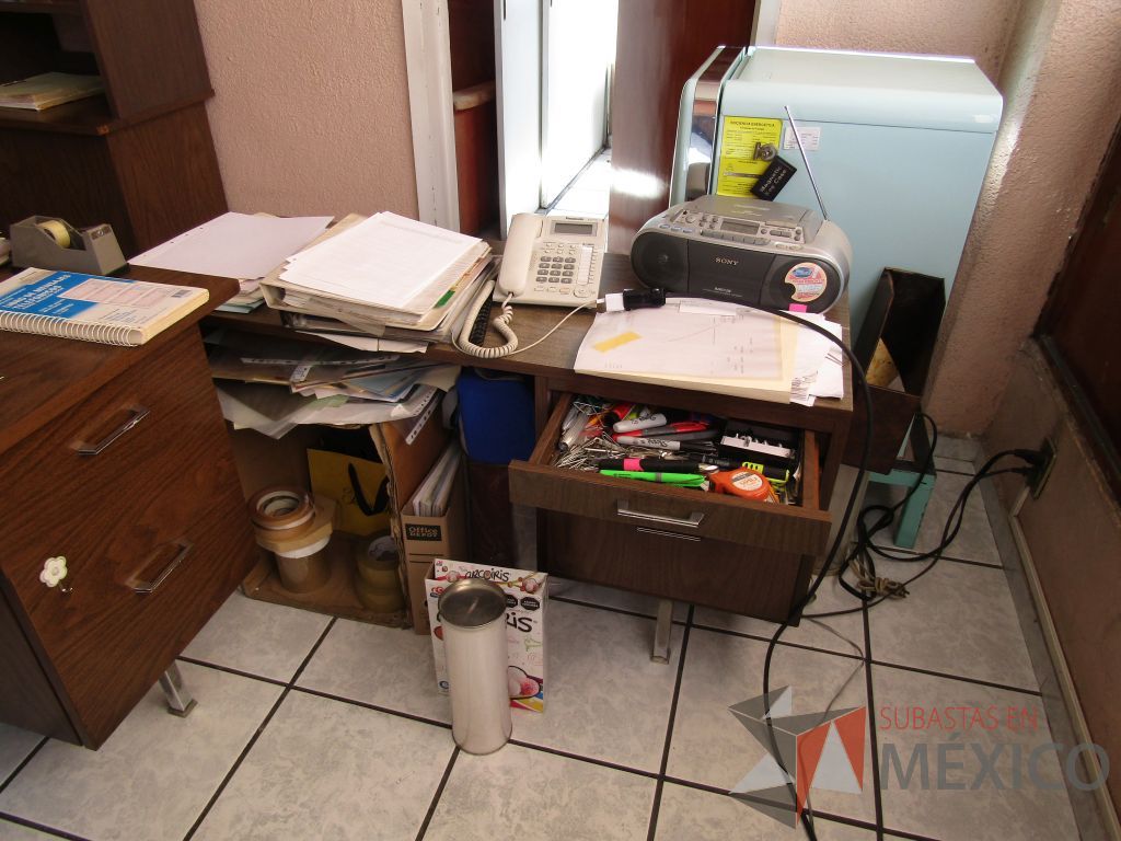 Lote 072 - Mesa de trabajo, patas metálicas y cubierta color café con 2 cajones - Imagen 2