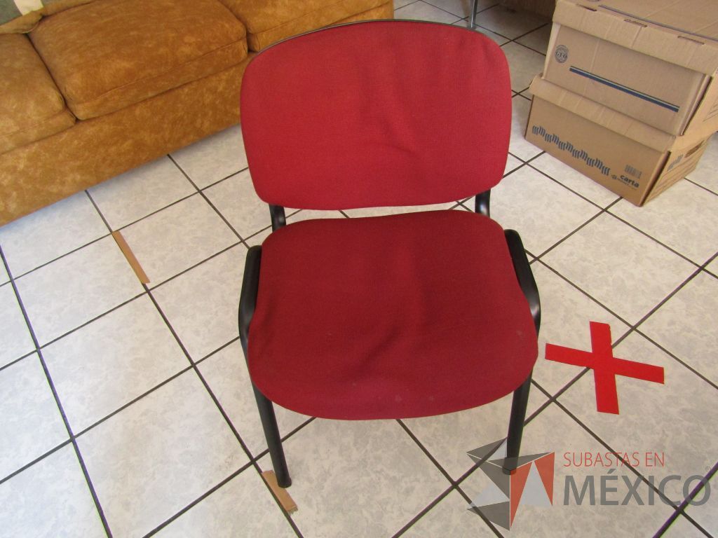 Lote 074 - 2 Sillas fijas, asiento y respaldo en tela color rojo - Imagen 2