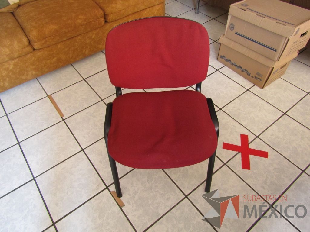 Lote 074 - 2 Sillas fijas, asiento y respaldo en tela color rojo