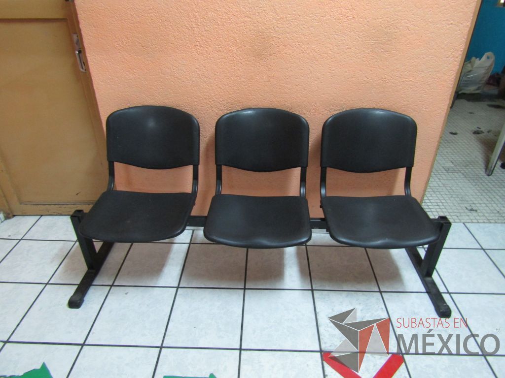 Lote 002 - Banca de espera de 3 plazas asiento y respaldo en plástico color negro - Imagen 2