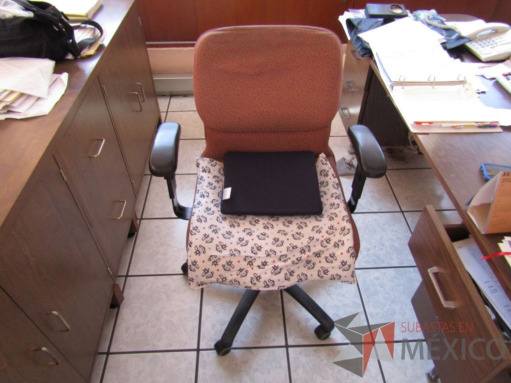 Lote 075 - Silla ejecutiva con ruedas, descansabrazos, asiento y respaldo en tela color salmón - Imagen 2