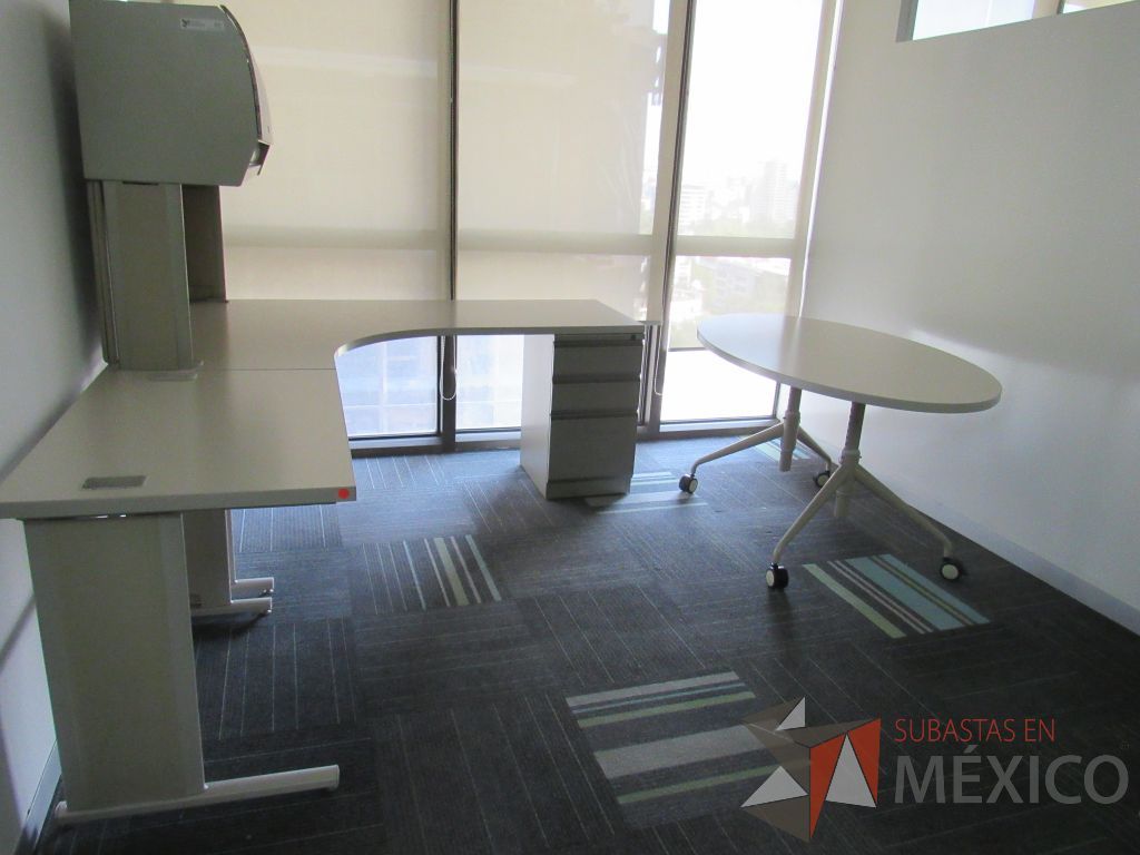 Lote 125 - 2 Escritorios en escuadra con base metálica, archivero de pedestal de 3 cajones, gaveta superior con puerta corrediza y cubierta color beige - Imagen 5