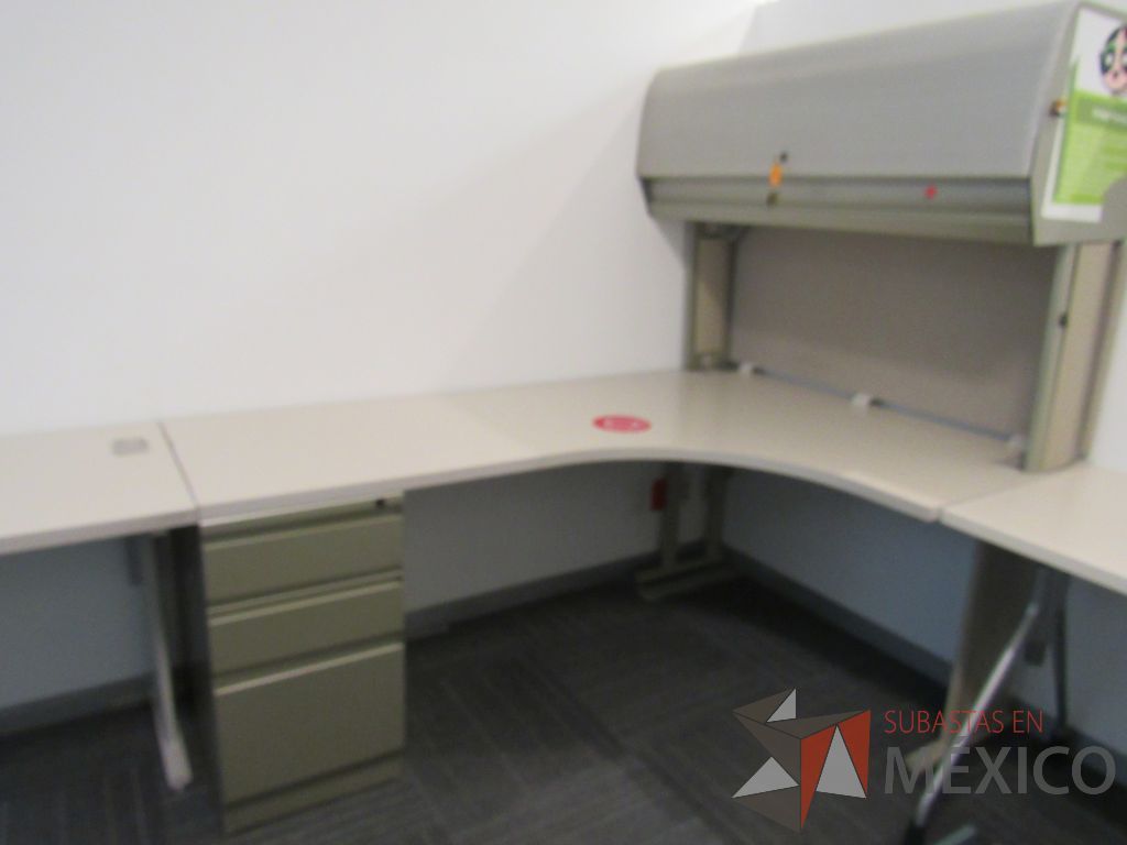 Lote 129 - Escritorio en escuadra con base metálica, archivero de pedestal de 3 cajones, gaveta superior con puerta corrediza y cubierta color beige