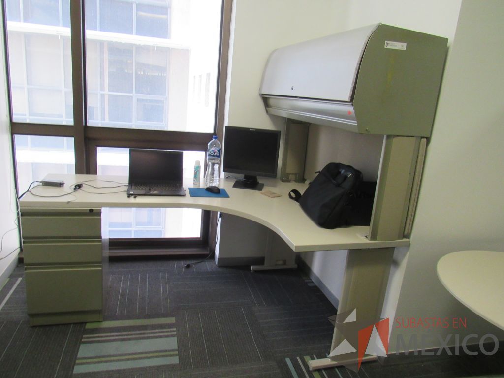 Lote 136 - Escritorio en escuadra con base metálica, archivero de pedestal de 3 cajones, gaveta superior con puerta corrediza y cubierta color beige - Imagen 4