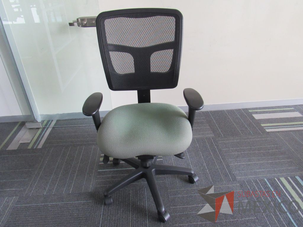Lote 144 - 80 Sillas operativas con ruedas, descansabrazo, asiento en tela color verde y respaldo en malla color negro - Imagen 2