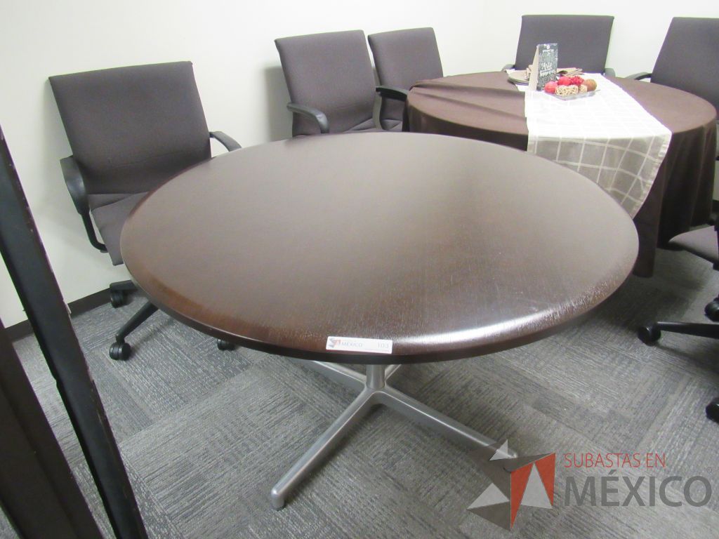 Lote 045 - Mesa de trabajo circular con base metálica y cubierta color café