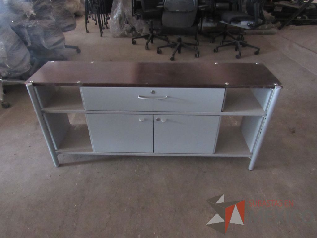 Lote 017 - Credenza metálica con 2 puertas, 1 cajón y cubierta color blanco
