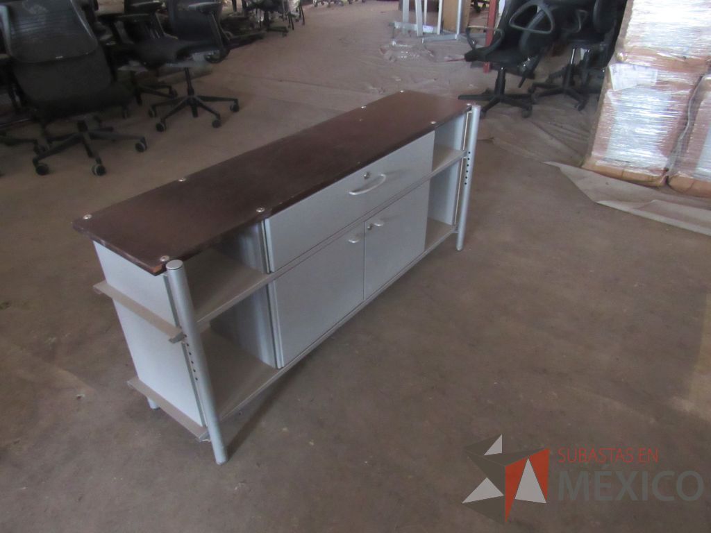 Lote 017 - Credenza metálica con 2 puertas, 1 cajón y cubierta color blanco - Imagen 4