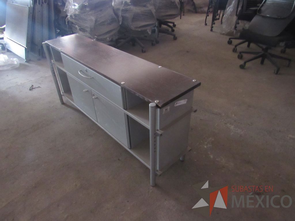 Lote 017 - Credenza metálica con 2 puertas, 1 cajón y cubierta color blanco - Imagen 5