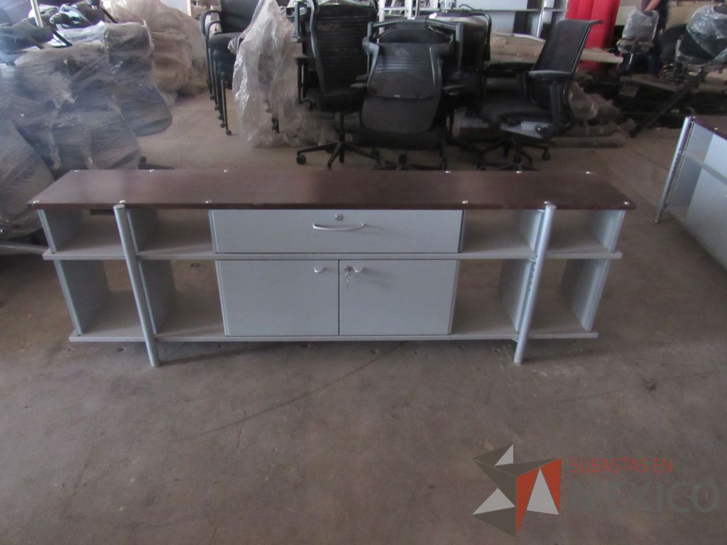 Lote 024 - Credenza metálica con 2 puertas, 1 cajón y cubierta color blanco - Imagen 3