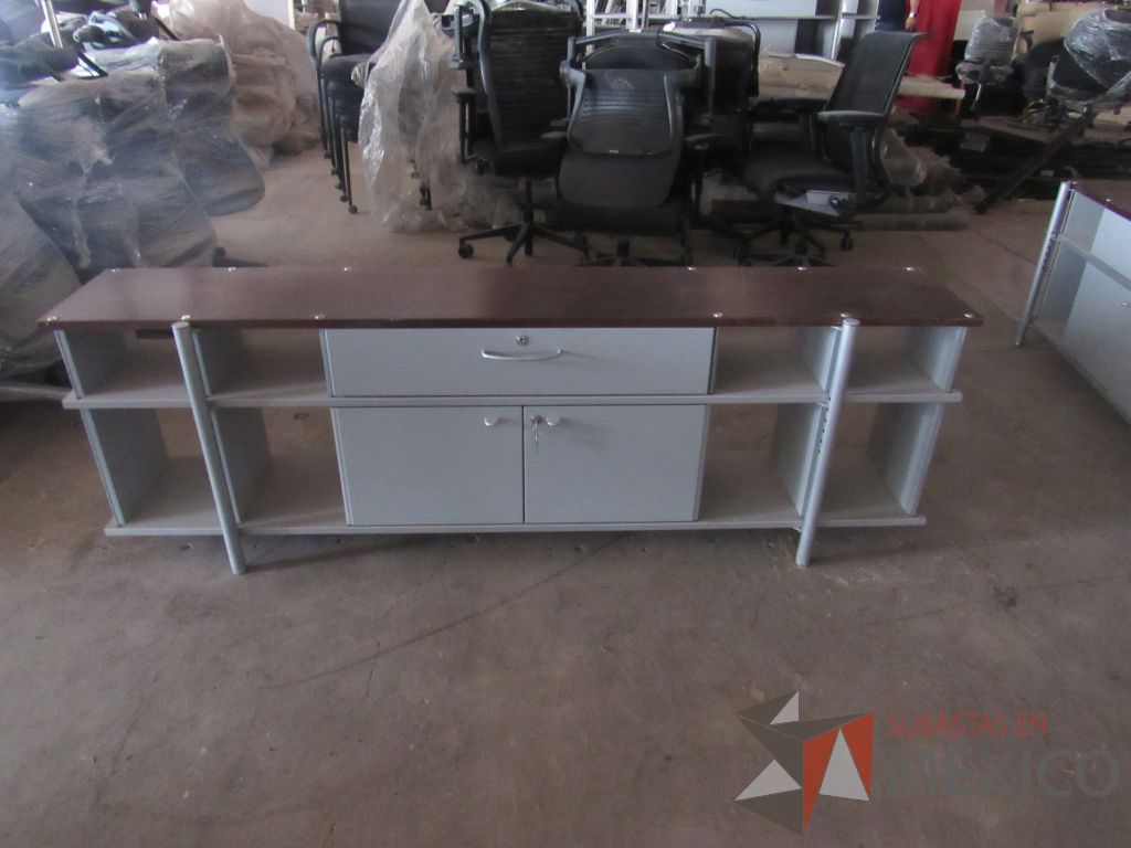Lote 024 - Credenza metálica con 2 puertas, 1 cajón y cubierta color blanco