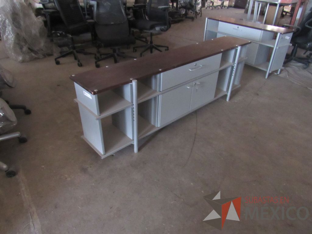 Lote 024 - Credenza metálica con 2 puertas, 1 cajón y cubierta color blanco - Imagen 4