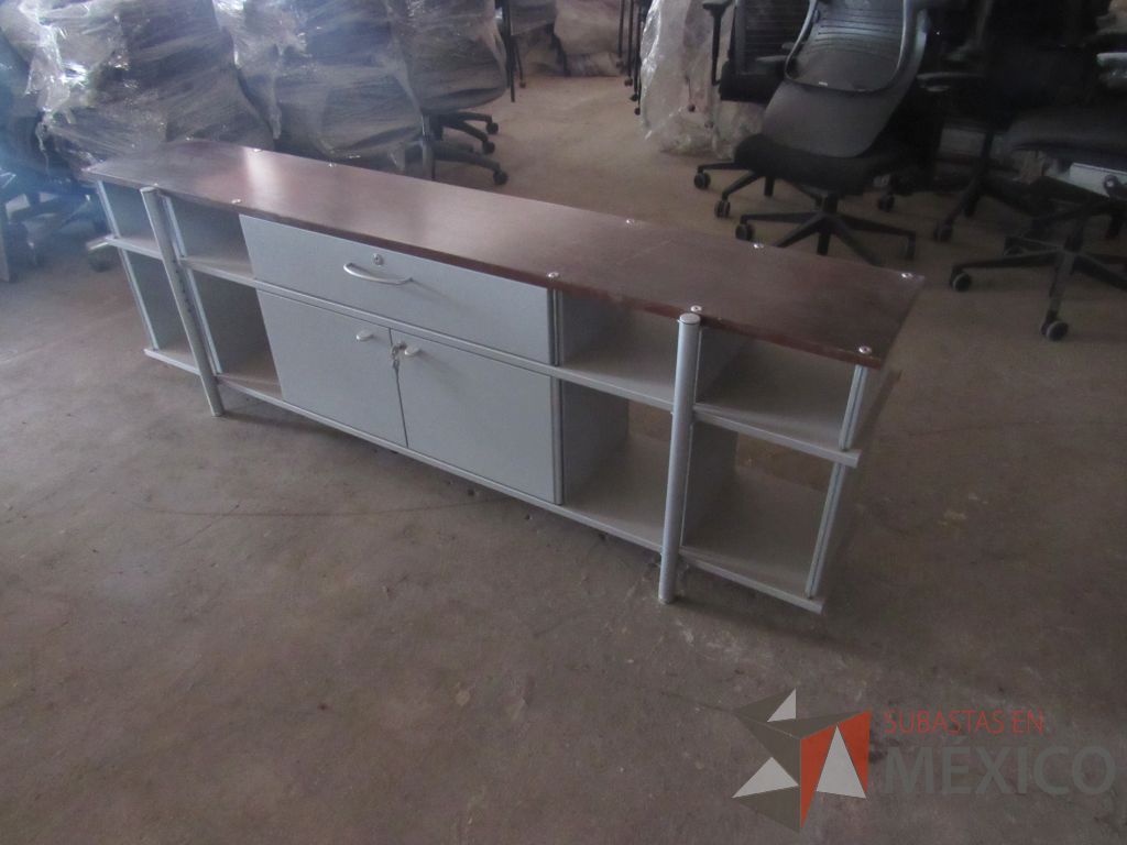 Lote 024 - Credenza metálica con 2 puertas, 1 cajón y cubierta color blanco - Imagen 5