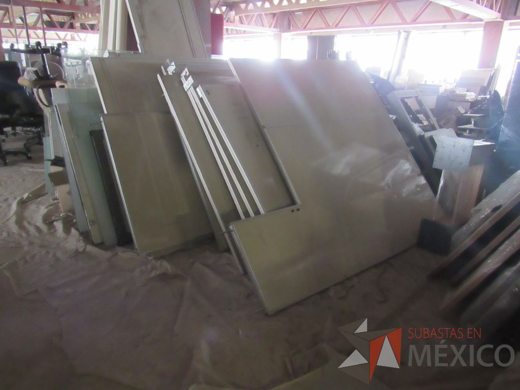 Lote 039 - 25 piezas aprox de mampara para sanitarios y 1000 piezas aprox. de accesorios para estación de trabajo - Imagen 28