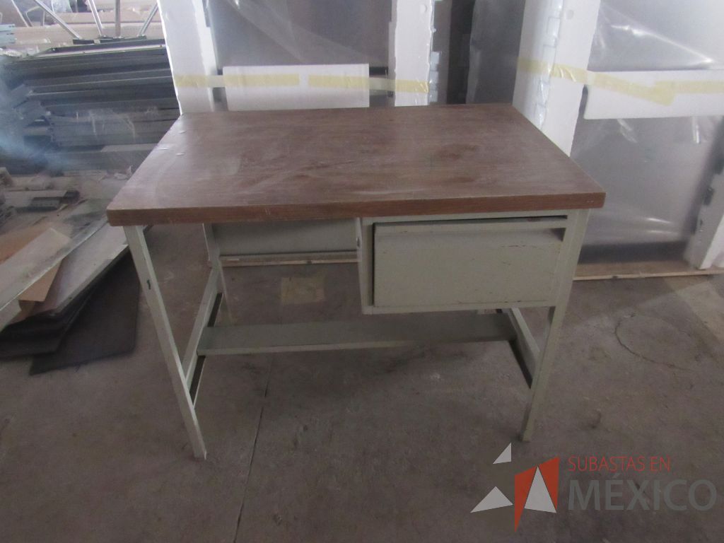 Lote 008 - Mesa de trabajo con base metálica, 1 cajón y cubierta color café
