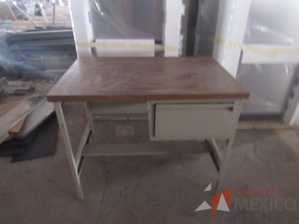 Lote 008 - Mesa de trabajo con base metálica, 1 cajón y cubierta color café - Imagen 2