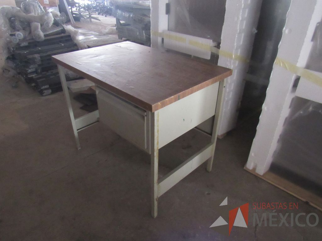 Lote 008 - Mesa de trabajo con base metálica, 1 cajón y cubierta color café - Imagen 3
