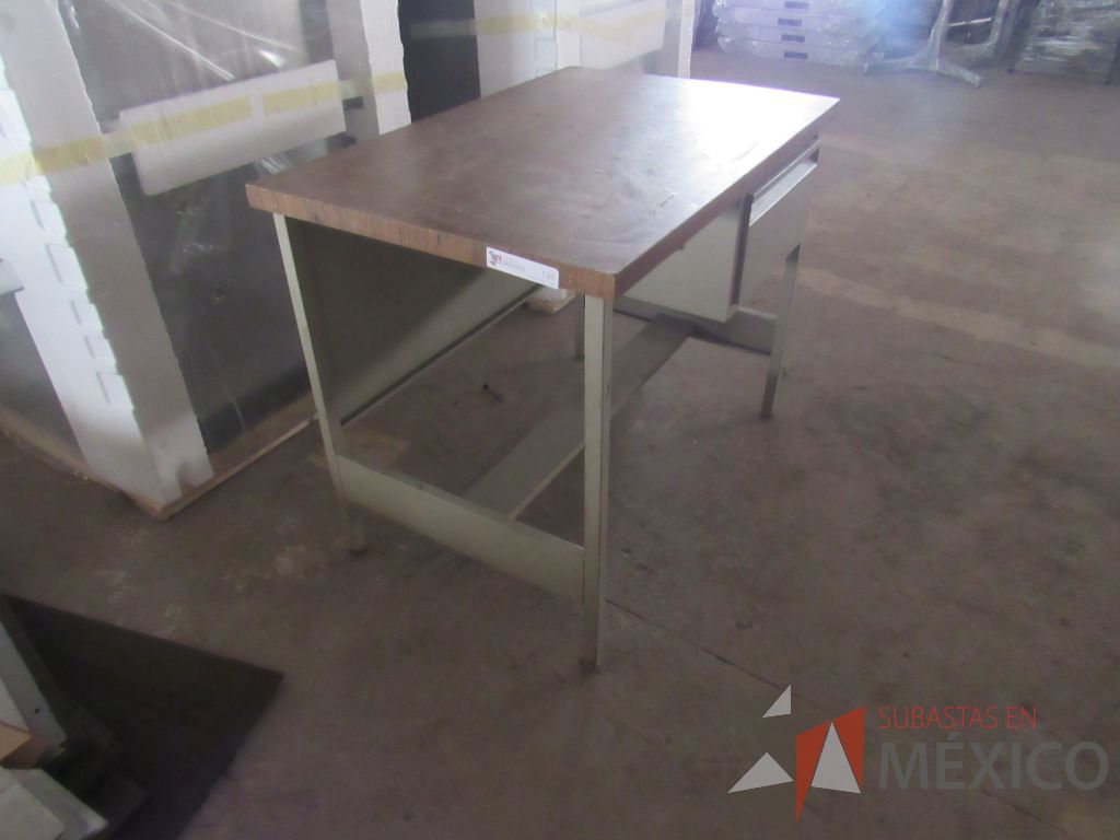 Lote 008 - Mesa de trabajo con base metálica, 1 cajón y cubierta color café - Imagen 4