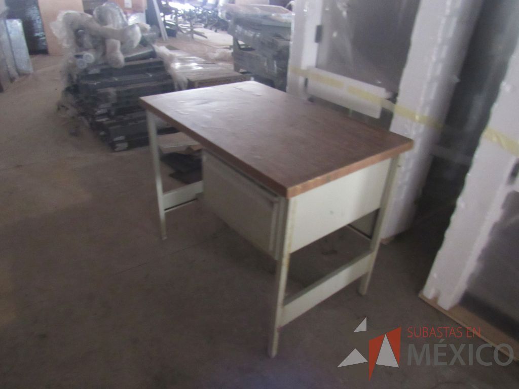 Lote 008 - Mesa de trabajo con base metálica, 1 cajón y cubierta color café - Imagen 5