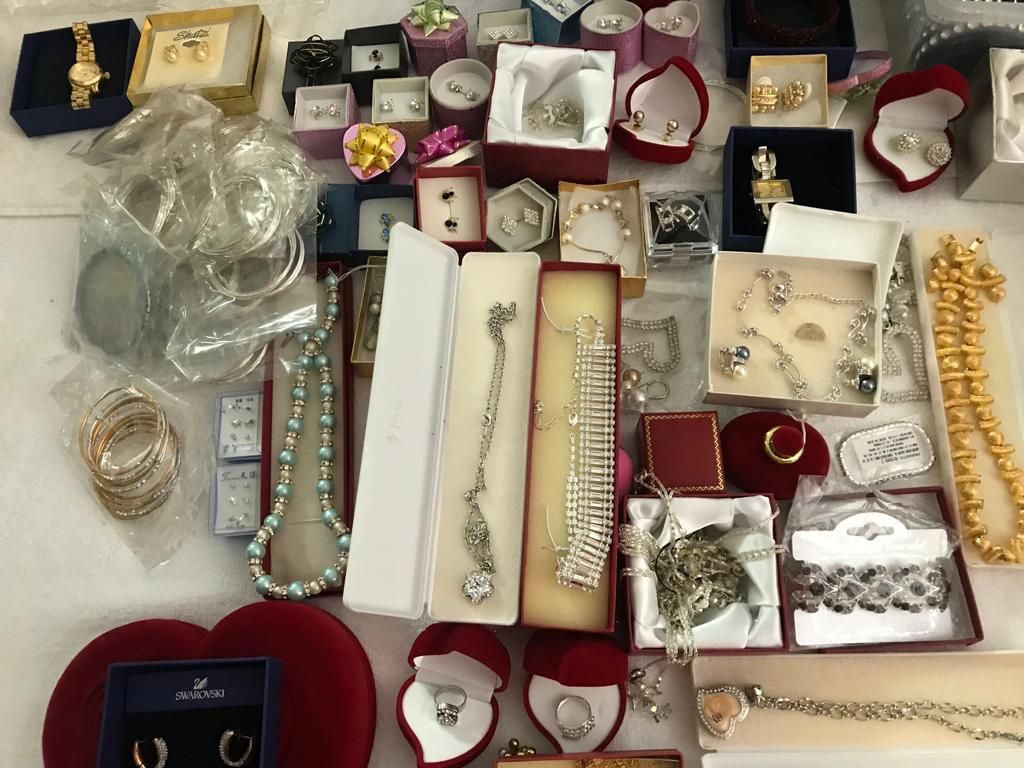 Lote 006 - 3000 Piezas de bisutería de diferentes modelos (Aretes, anillos y relojes)