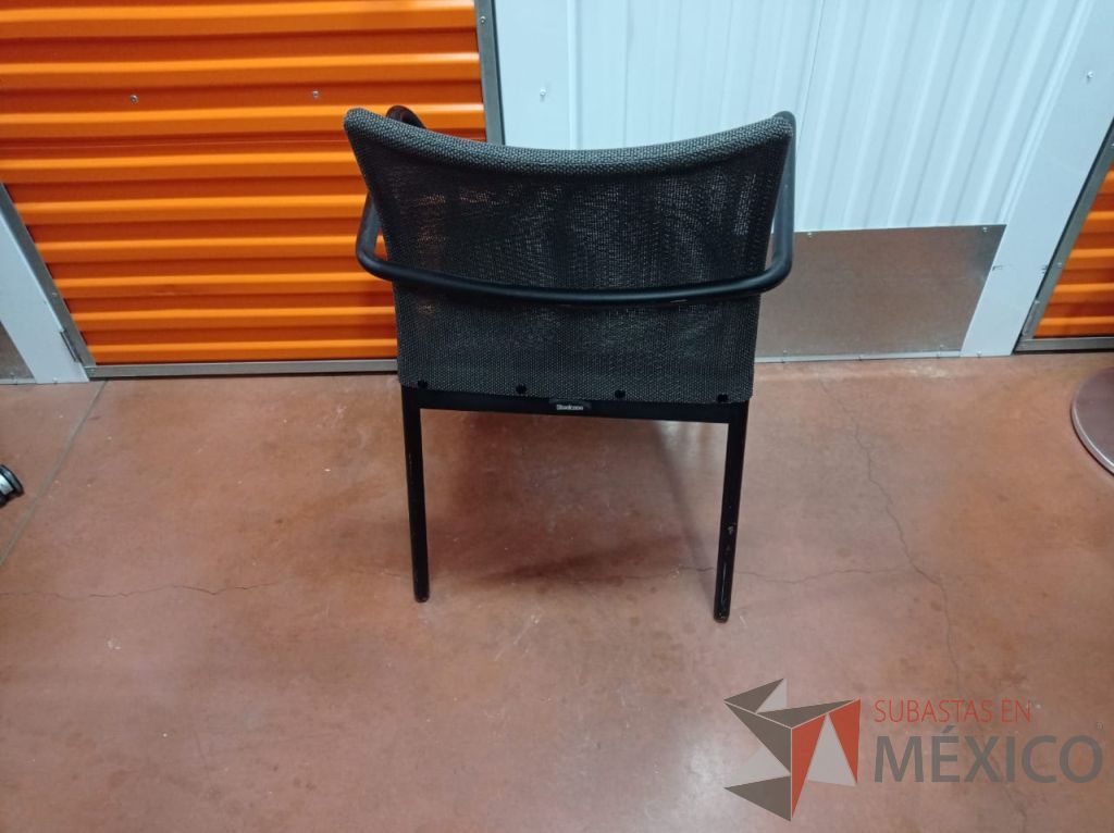 Lote 036 - 2 Sillas de visitas, descansabrazos, asiento en tela color gris y respaldo en malla - Imagen 2