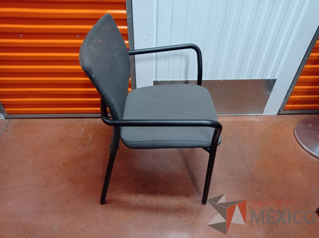 Lote 036 - 2 Sillas de visitas, descansabrazos, asiento en tela color gris y respaldo en malla - Imagen 4