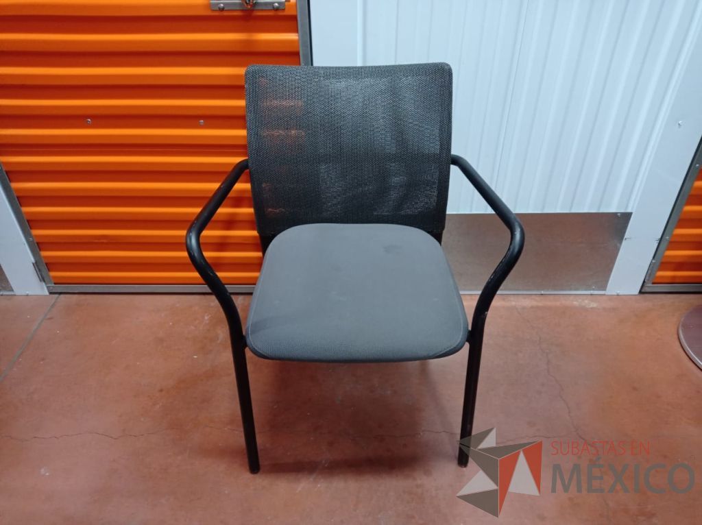 Lote 036 - 2 Sillas de visitas, descansabrazos, asiento en tela color gris y respaldo en malla