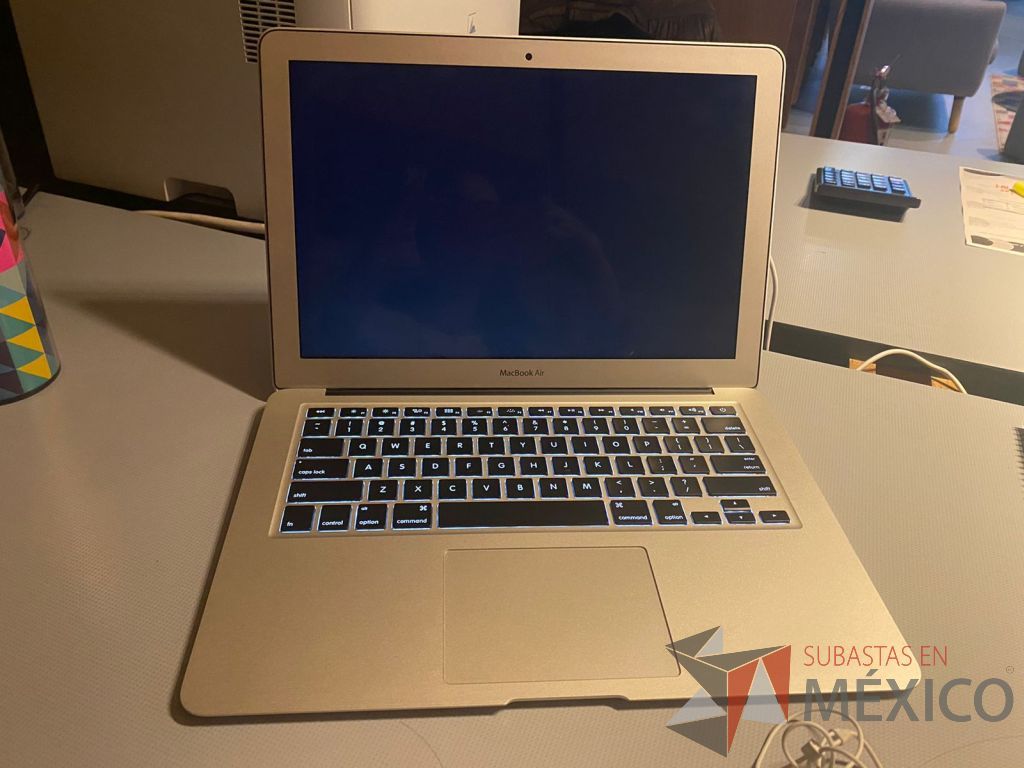 Lote 042 - MacBook Air Mediados 2013, Core i5, Pantalla Retina 13", 4 GB