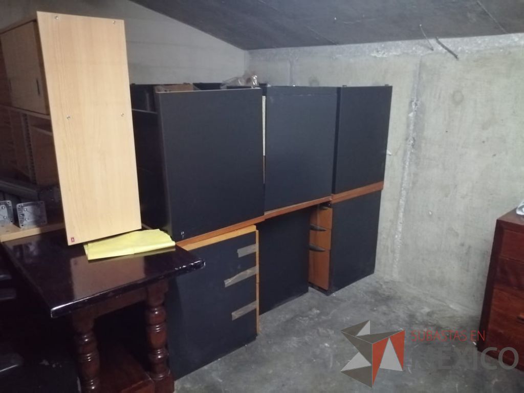 Lote 019 - Escritorio con archivero de pedestal de 3 cajones y cubierta color madera - Imagen 2