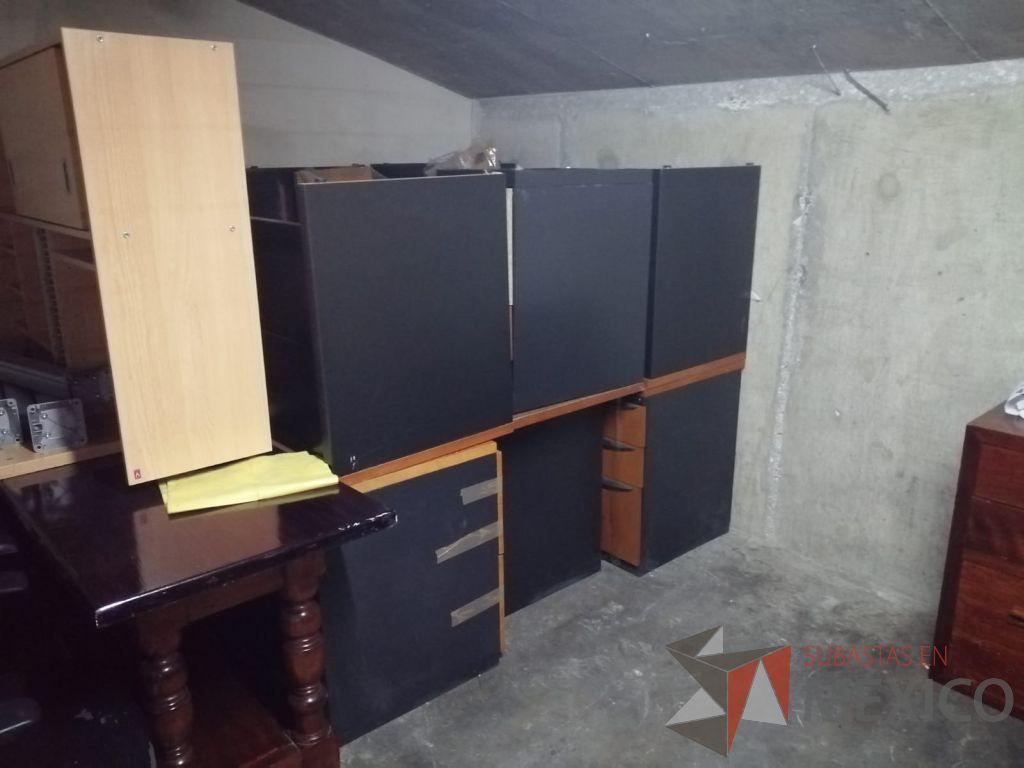 Lote 019 - Escritorio con archivero de pedestal de 3 cajones y cubierta color madera - Imagen 3