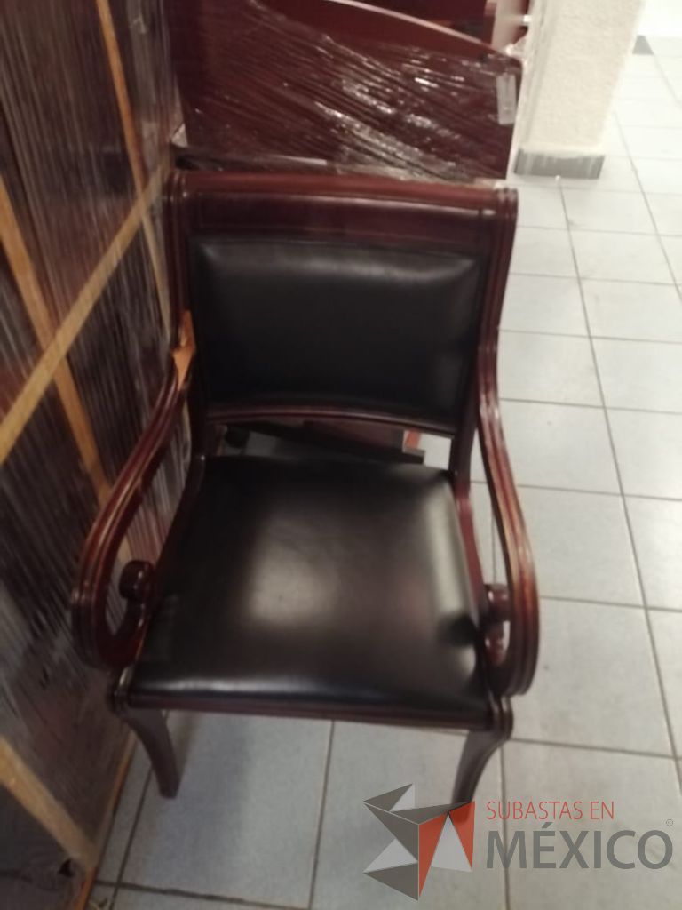 Lote 007 - Silla de visita con 4 patas, asiento y respaldo tipo piel color negro - Imagen 7