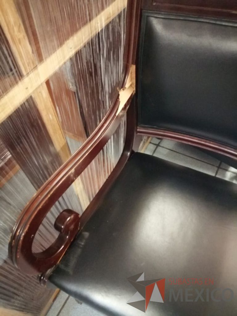 Lote 007 - Silla de visita con 4 patas, asiento y respaldo tipo piel color negro - Imagen 8
