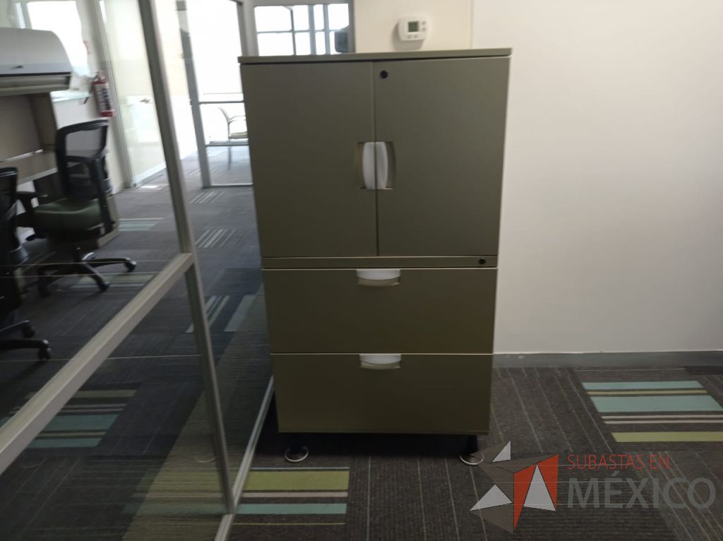 Lote 138 - Gabinete metálico alto con 4 patas, 2 cajones, 2 puertas y 1 entrepaño color gris - Imagen 3