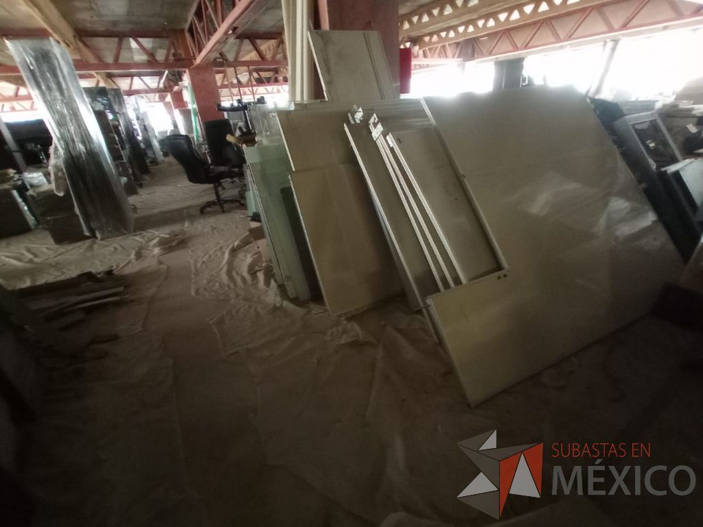 Lote 039 - 25 piezas aprox de mampara para sanitarios y 1000 piezas aprox. de accesorios para estación de trabajo - Imagen 22